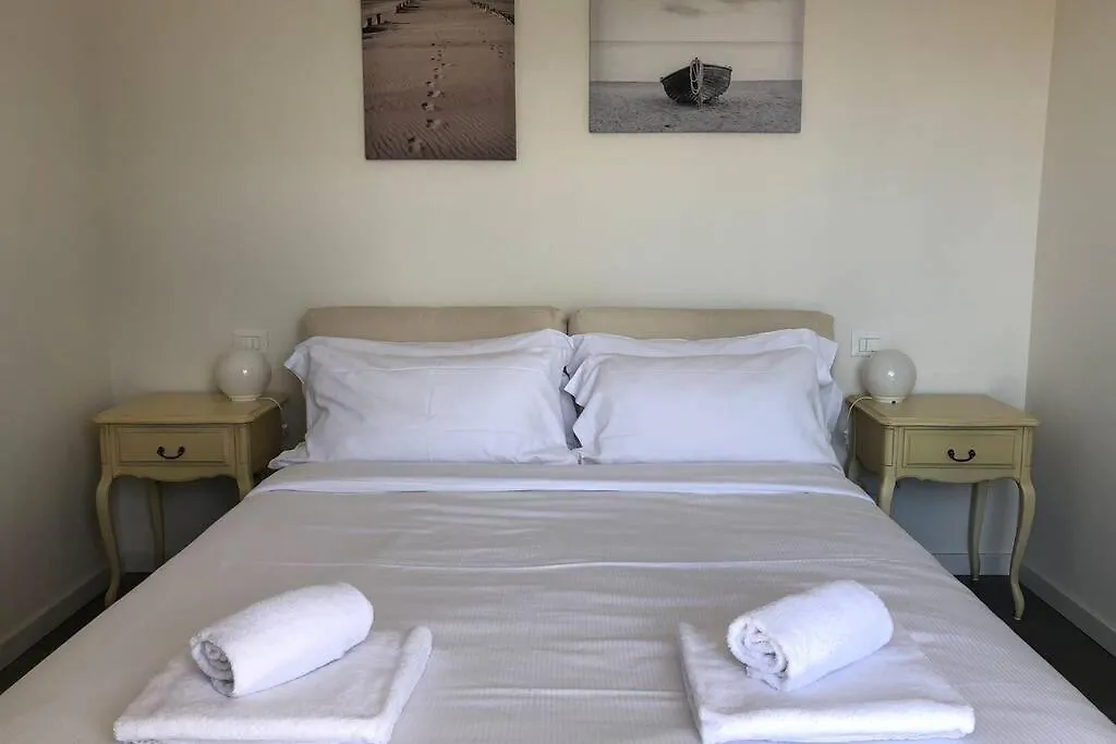 *Central Lakeside Apt*Swimming Pool & Free Parking 페스키에라델가르다